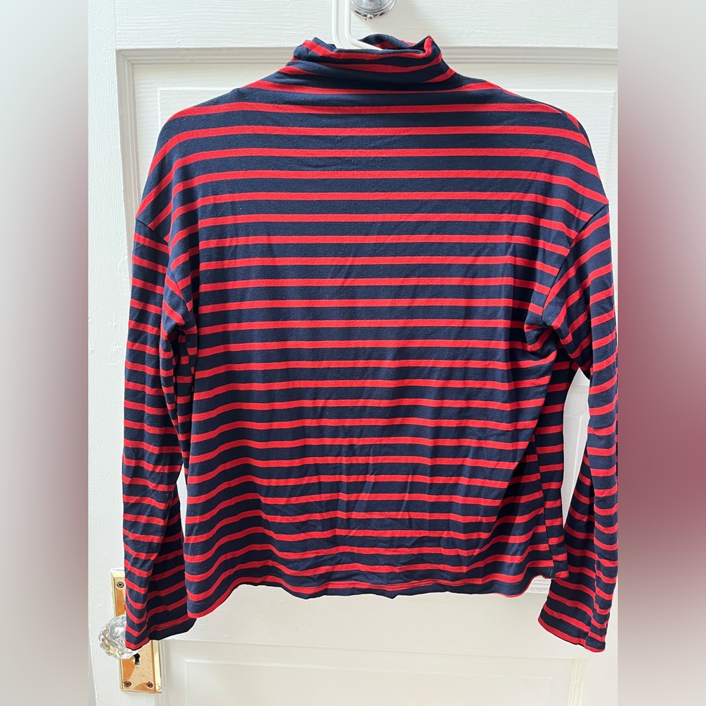 Love Comma nursing shirt, size sm. Easy side access. Only worn handful of times.